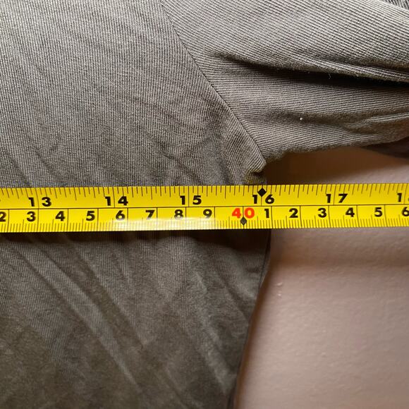 Aritzia Babaton Gray Mockneck Long Sleeve Stretchy Crop Shirt Women size Medium - Picture 8 of 9